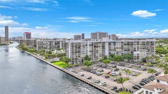 Building Photo - 1000 Parkview Dr