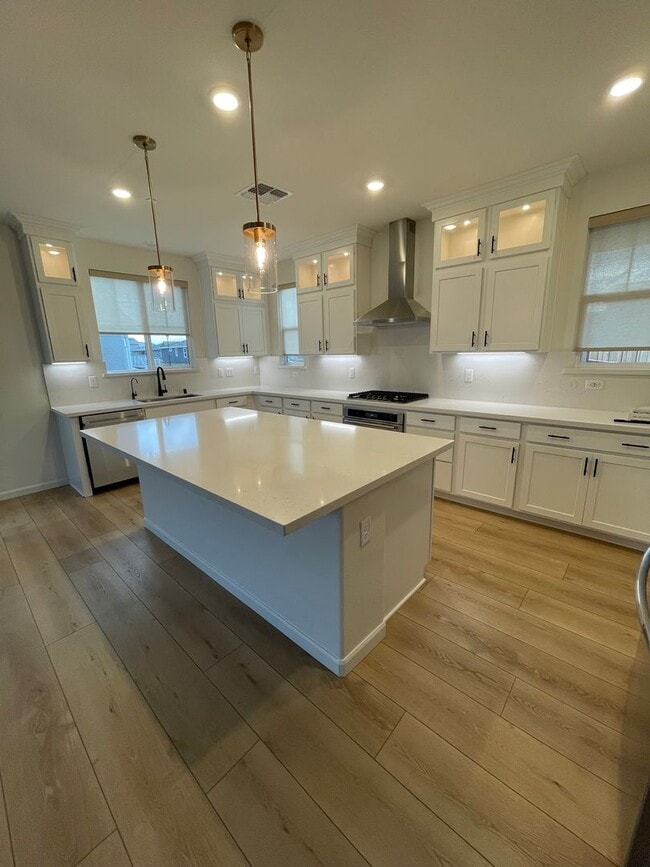 Building Photo - Beautiful new home with open floor plan av...