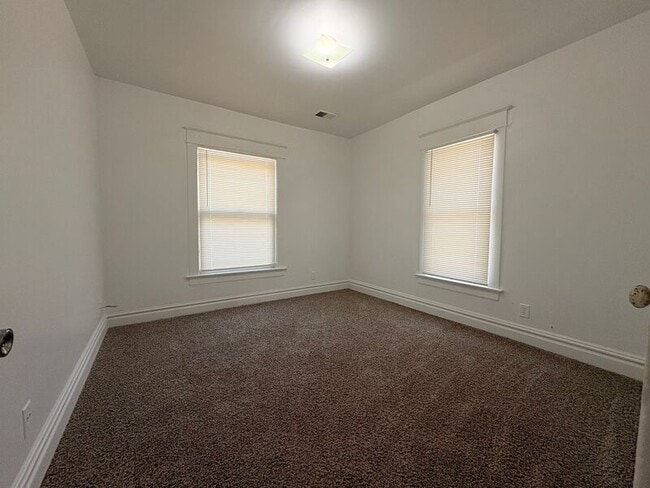 Building Photo - 523 W Maple Ave