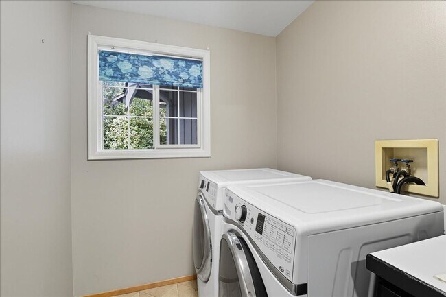 Building Photo - 4bd/2.5ba Woodinville House