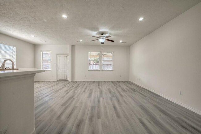 Building Photo - 520 West Fork