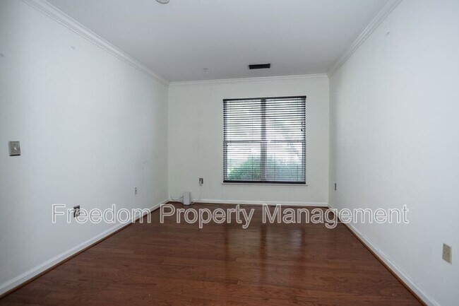 Building Photo - 2204 Westcourt Ln