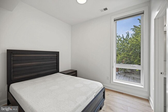Building Photo - AVAILABLE NOW! Penthouse living in the hea...