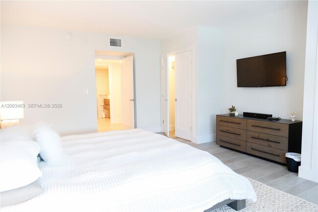 Building Photo - 2301 Collins Ave