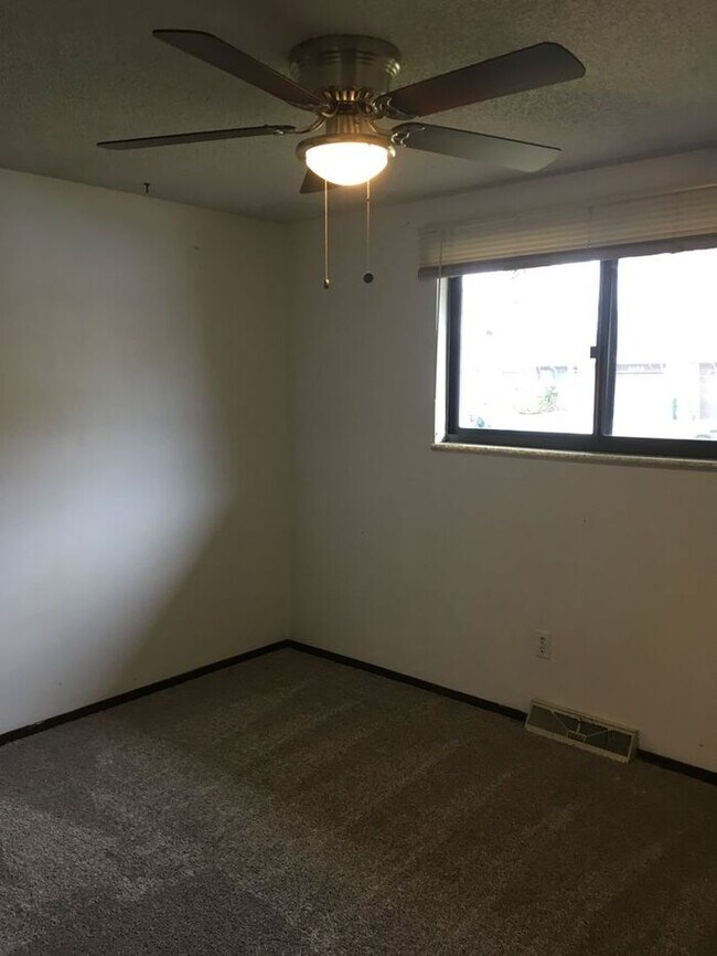 Building Photo - 2 Bed 1 Bath Duplex in Central Loveland