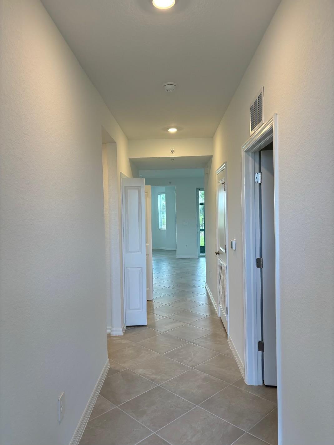 Building Photo - 12320 Wellen Golf St