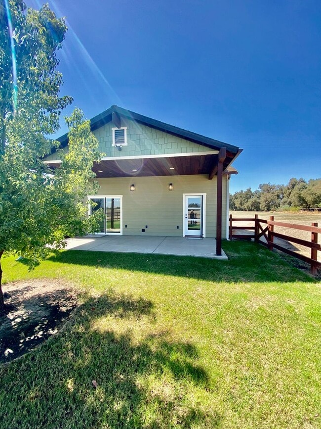 Building Photo - Magnificent Views – 2 Bed, 1 Bath Gem – A ...