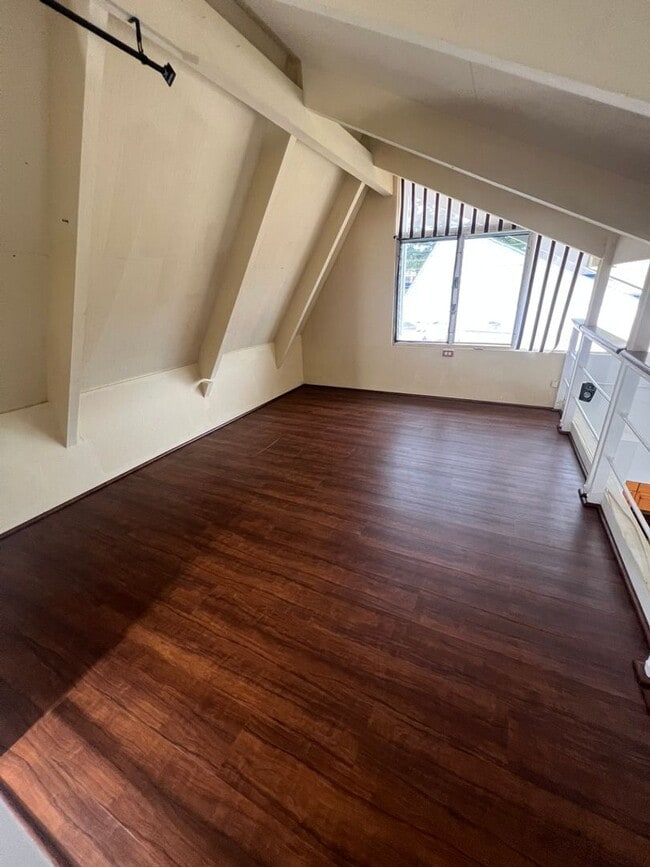 Building Photo - Loft, 2 Bedrooms, Split Townhouse, AC, 2 Parking