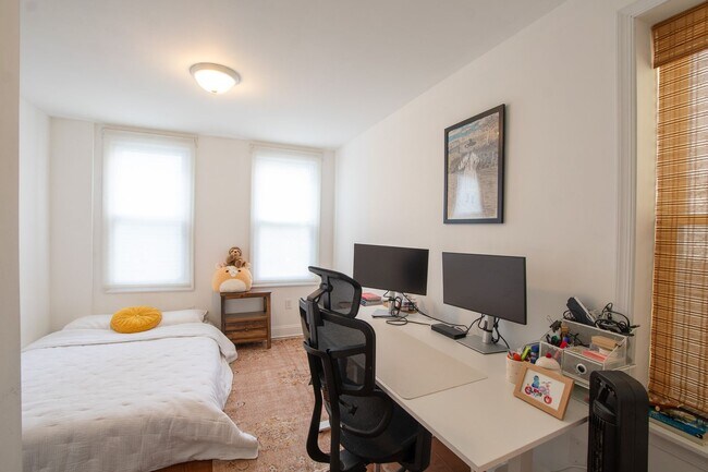 Building Photo - Beautiful Point Breeze Townhome