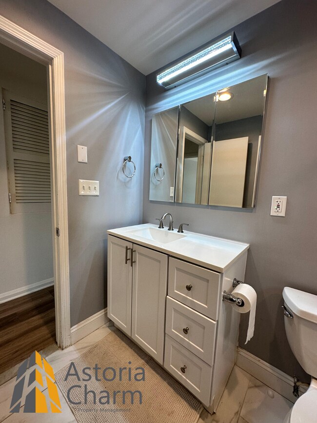 Building Photo - Spacious 4 Bedroom + Den Home with Private...
