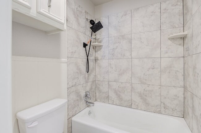 Building Photo - Two Story, 2 Bed / 1.5 Bath Duplex with Mo...