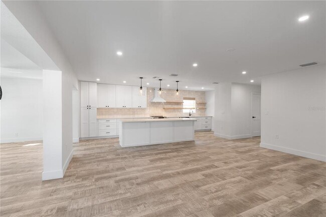 Building Photo - 4543 Carson St NE