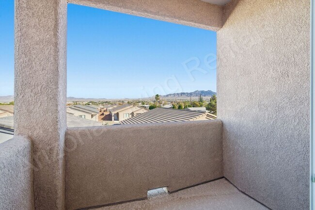 Building Photo - CENTRALLY LOCATED LA COSTA TOWNHOME