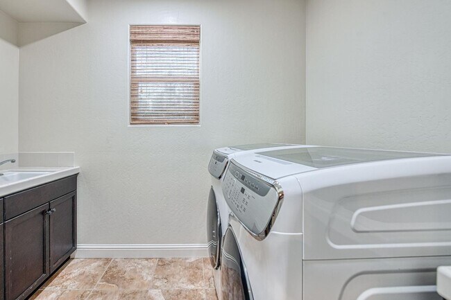 Building Photo - Spacious Home on Oversized Lot with Pool and Solar!
