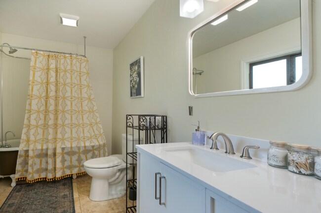 Building Photo - 1815 Lower Valley Rd