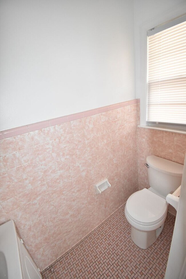 Building Photo - 2 Bedroom and 1.5 Bath Home- Greenwood (No Pets)