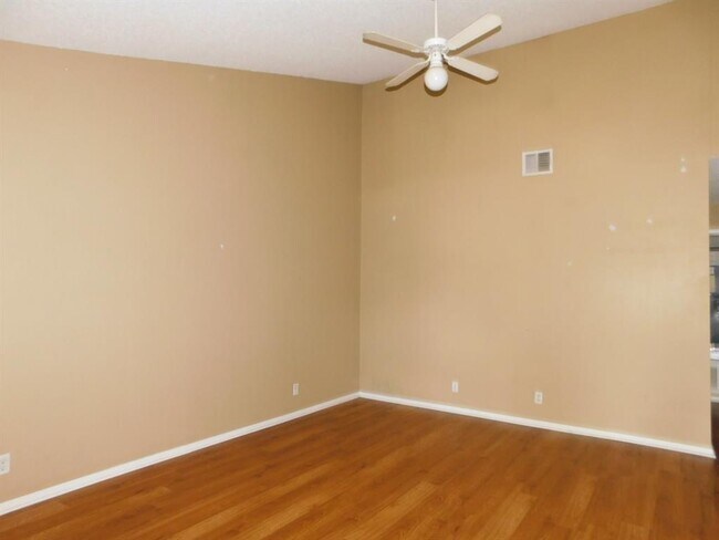 Building Photo - 8705 Piney Point Dr