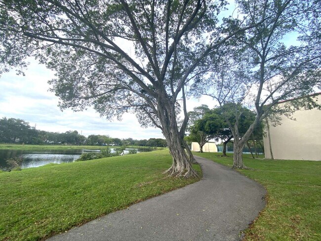 Building Photo - Cypress Bend Top Floor Private Corner 2/2 Available Now!