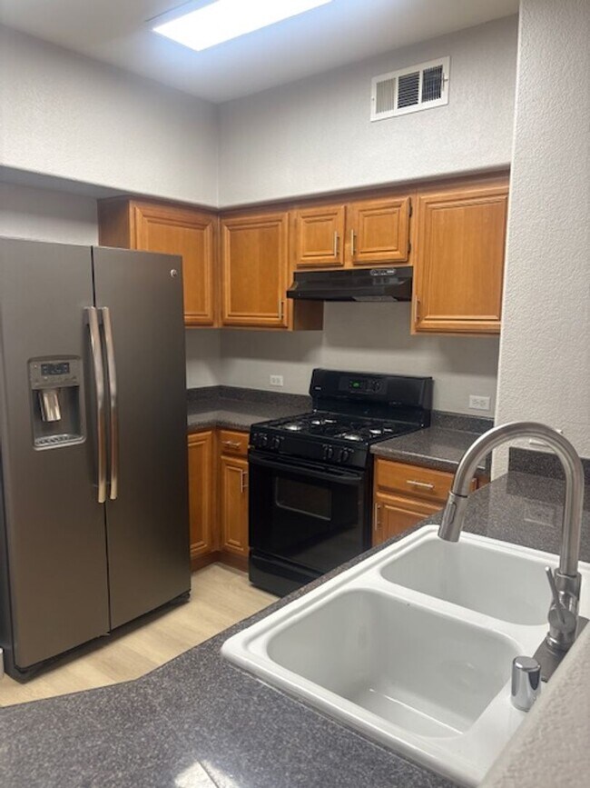 Building Photo - Downstairs unit with 3 bedroom and with two baths