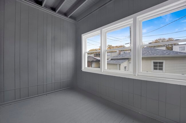 Building Photo - 5015 W Montrose Ave