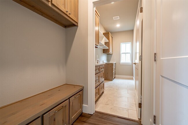 Building Photo - 2044 Salina Cir