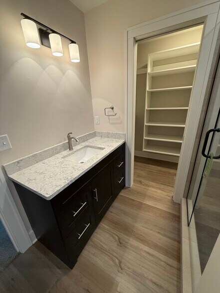 Master bath - 2617 Carew St