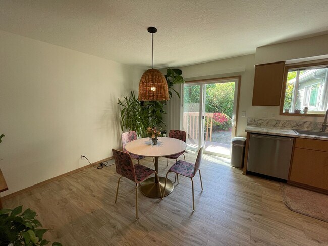 Building Photo - Stunning Eastmoreland Mid-Century Modern w/ Private Yard, A/C