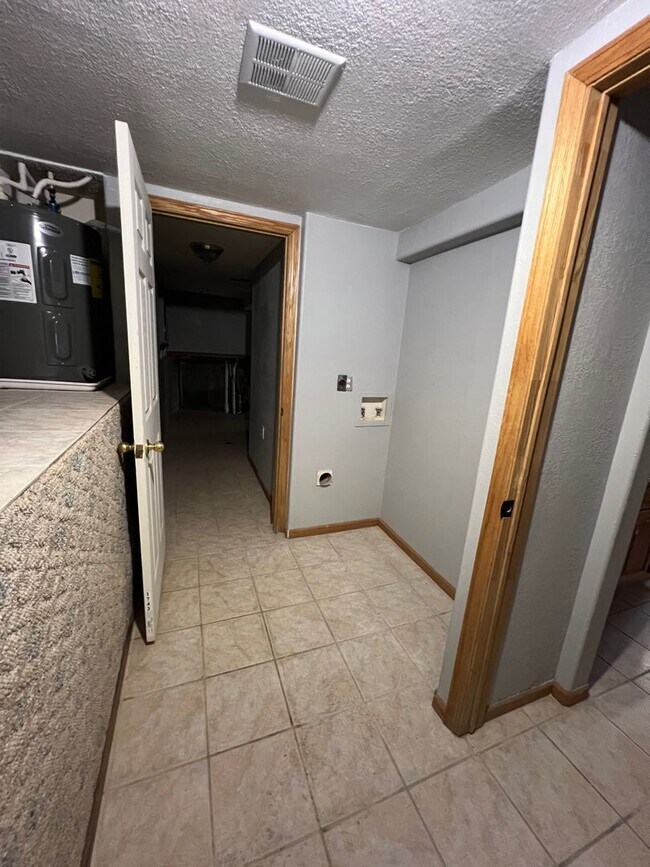 Building Photo - 5 bedroom/3 bath w/mother in law style qua...