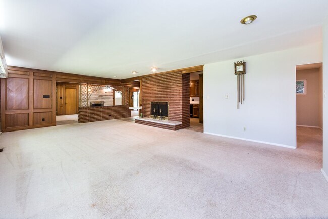 Building Photo - "Charming 3-Bedroom Oasis with 2 Full Baths – Spacious 2,295 Sq Ft Home in Charlotte's Heart!"