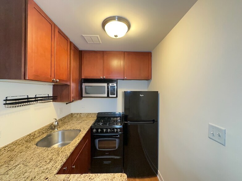 Building Photo - 645 W Wrightwood Ave