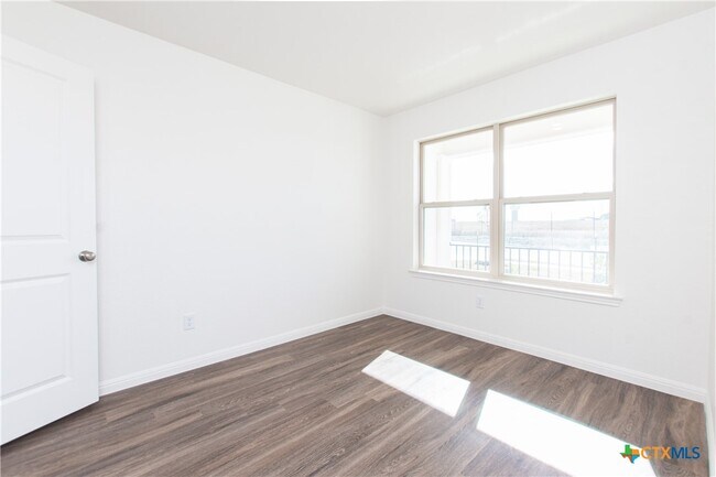 Building Photo - 5901 Betty Lou Dr