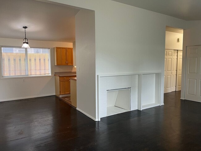 Building Photo - Three Bedroom House