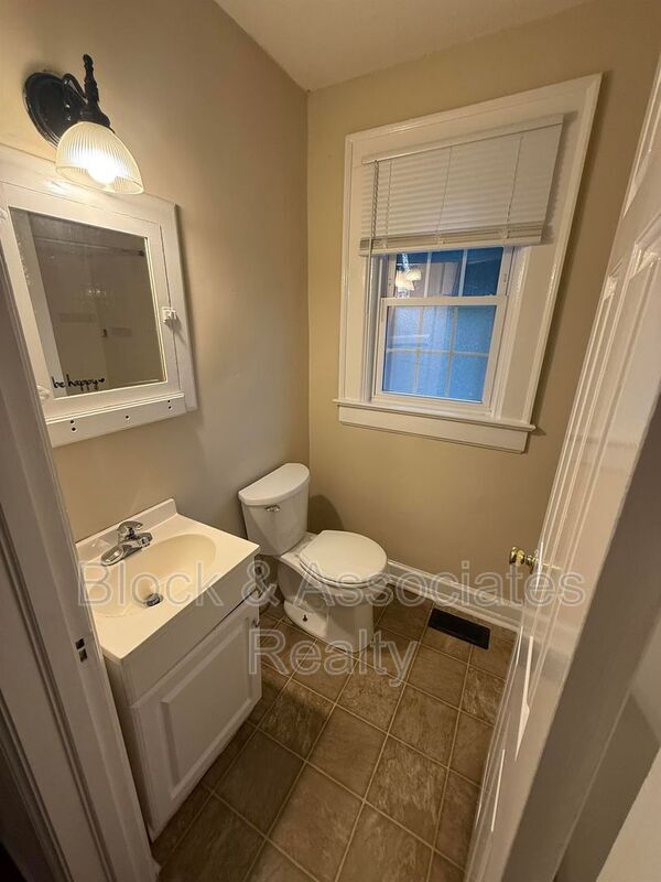 Building Photo - 220 S Elm St