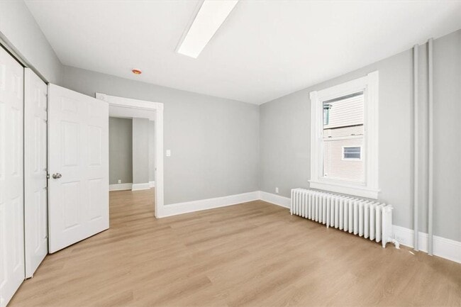 Building Photo - 105 Maple St