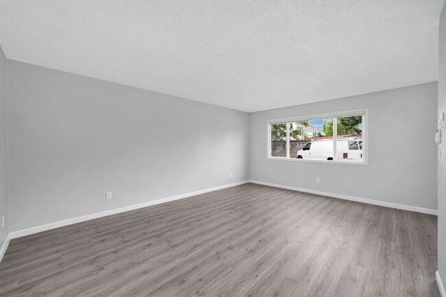 Building Photo - Look no Further, Tyee offers a SUPER 2bed/1bath! Call now for details and a showing!