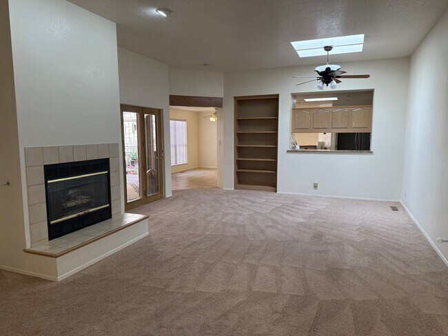 Building Photo - Desirable 3 Bed 2 Bath 2 Car Garage