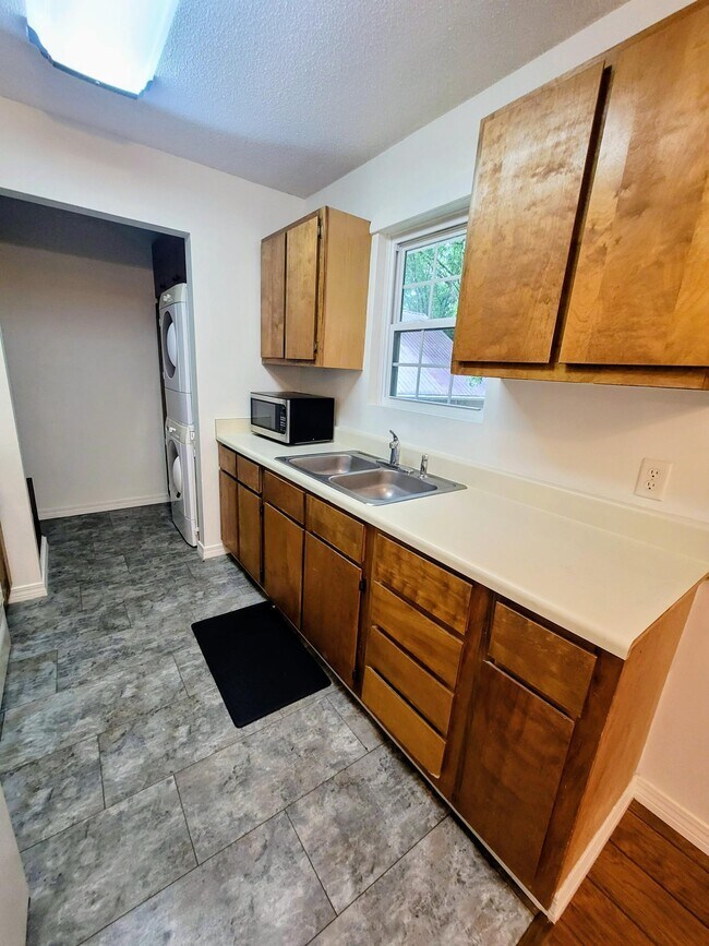 Building Photo - 3088 Log Cabin Ln