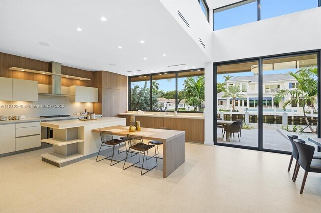 Building Photo - 401 Royal Plaza Dr