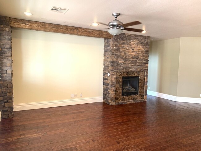 Building Photo - Four Bedrooms, Loft, and Downstairs Bedroo...