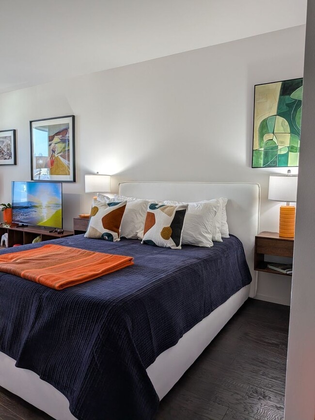 Building Photo - Studio Apartment Home on Top Floor with views of City Hall!