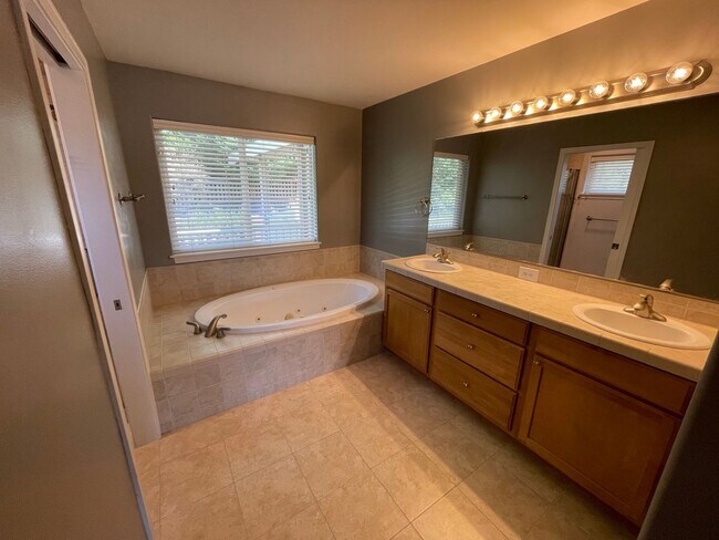 Building Photo - 3511 Cedar Glen Way