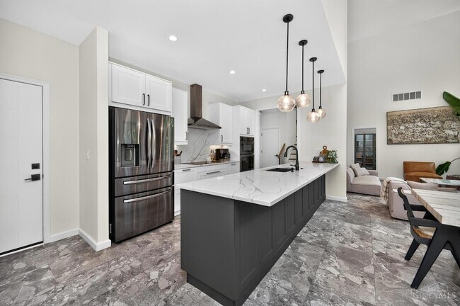 Building Photo - 6582 Rosewood Ln
