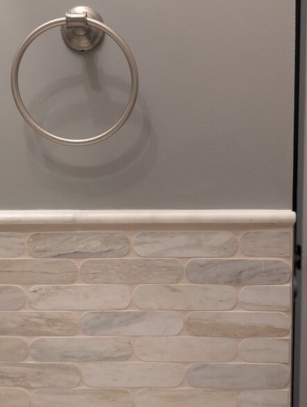 Tiled sidesplash by sink in front bathroom - 1649 Summerhill Dr