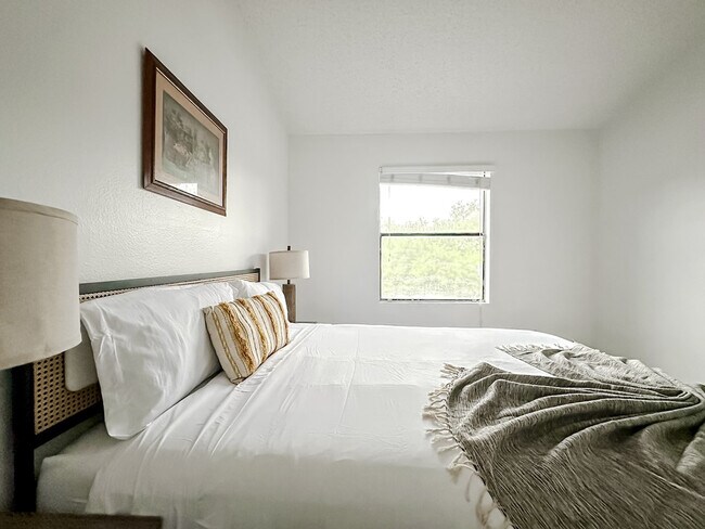 Building Photo - 1071 Clayton Ln