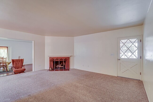 Building Photo - 2301 Faye Ln