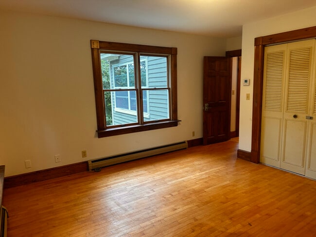 Building Photo - 6 Crescent St