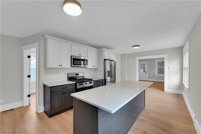Building Photo - 1330 W 67th St