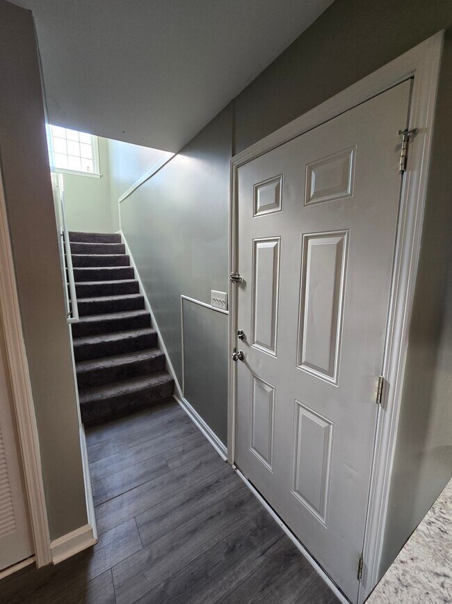 Building Photo - Updated 3 Bedrooms, 1.5 Bathrooms on a Dou...