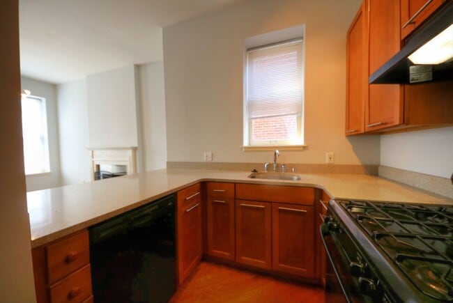 Building Photo - 2325 1/2 B Hickory St.