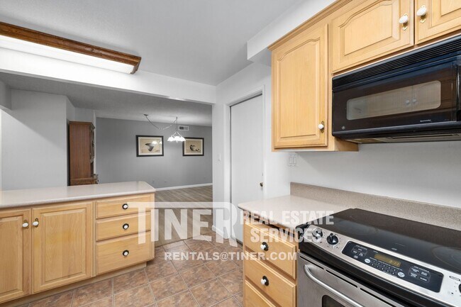 Building Photo - 4935 Kurz Cir